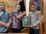 karo-watpers-ssdm-polri-brigjen-budhi-herdi-memberikan-penghargaan-dari-kapolri-jenderal-listyo-sigit-untuk-aipda-muhammad-irv_169