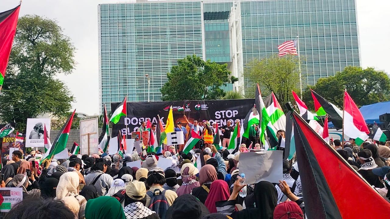 massa-menggelar-aksi-bela-Palestina-di-depan-Kedubes-Amerika-Serikat-AS-Selasa-7102025